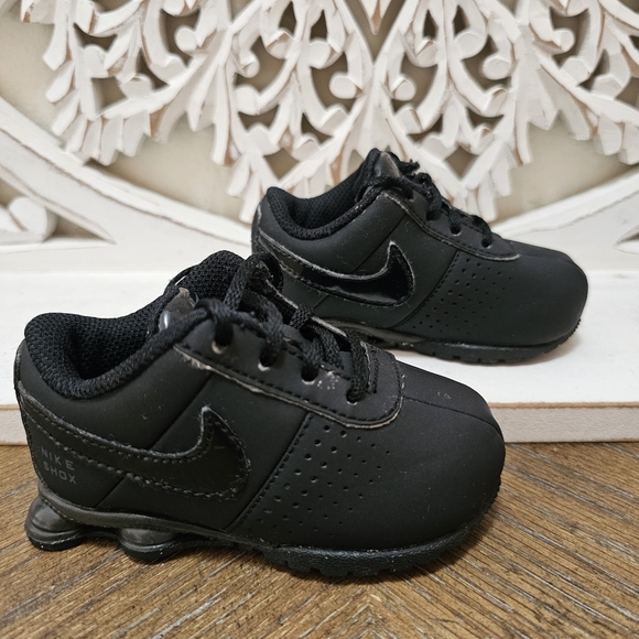 Nike Other - Nike shox black size 4